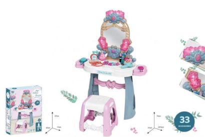 صورة طاولة زينة فاخرة للأطفال تحمل اسم "My Deluxe Dresser". تتضمن 33 قطعة إكسسوار. مناسبة للأطفال بعمر 3 سنوات فما فوق. تحتوي على مرآة وإكسسوارات تجميلية. يبدو أنها مصممة لتوفير تجربة لعب ممتعة للأطفال